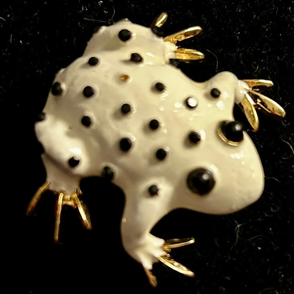 🐸Ribbit!! Ribbit!!Vintage Frog Broach with white enamel and gold tone accents .